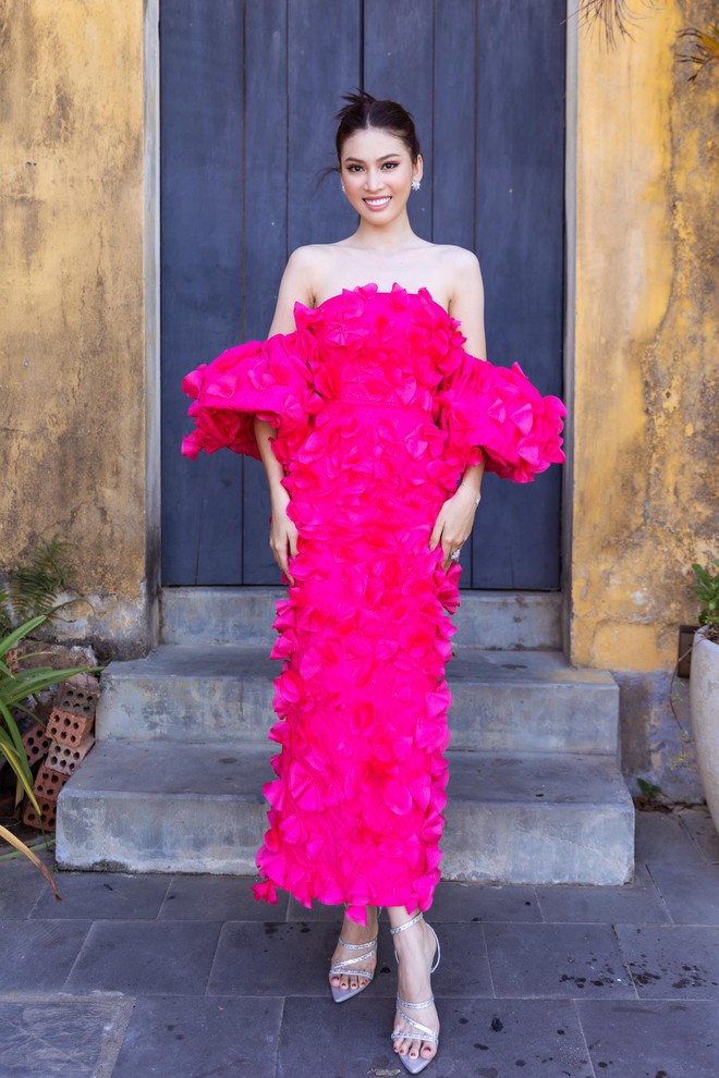 Tiểu Vy - Đỗ Thị H&agrave; v&agrave; d&agrave;n mỹ nh&acirc;n c&ugrave;ng diện sắc hồng rực rỡ, đọ nhan sắc n&oacute;ng bỏng tr&ecirc;n thảm đỏ - Ảnh 9.