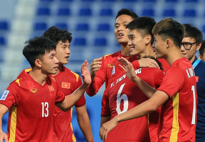Người h&ugrave;ng U23 Việt Nam bị t&uacute;m t&oacute;c, &ocirc;m h&ocirc;n ăn mừng sau b&agrave;n thắng lịch sử v&agrave;o lưới U23 H&agrave;n Quốc - Ảnh 3.