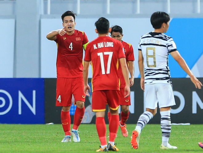Khi hàng thủ U23 Việt Nam làm tất ăn cả: Phòng ngự chặt, kiến tạo, rồi ghi bàn khiến đối thủ choáng váng - Ảnh 1.
