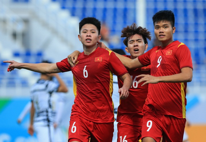 Người h&ugrave;ng U23 Việt Nam bị t&uacute;m t&oacute;c, &ocirc;m h&ocirc;n ăn mừng sau b&agrave;n thắng lịch sử v&agrave;o lưới U23 H&agrave;n Quốc - Ảnh 1.