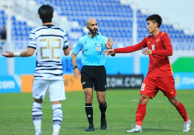 U23 Việt Nam su&yacute;t mất lợi thế v&igrave; trọng t&agrave;i r&uacute;t nhầm thẻ phạt cho cầu thủ U23 H&agrave;n Quốc - Ảnh 1.
