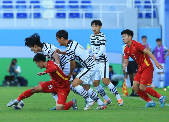 HLV U23 Việt Nam phản ứng g&acirc;y ngỡ ng&agrave;ng khi được đề nghị cười l&ecirc;n trong ph&ograve;ng họp b&aacute;o - Ảnh 7.