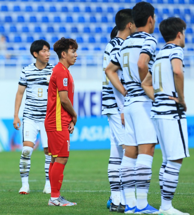 U23 Việt Nam su&yacute;t mất lợi thế v&igrave; trọng t&agrave;i r&uacute;t nhầm thẻ phạt cho cầu thủ U23 H&agrave;n Quốc - Ảnh 5.