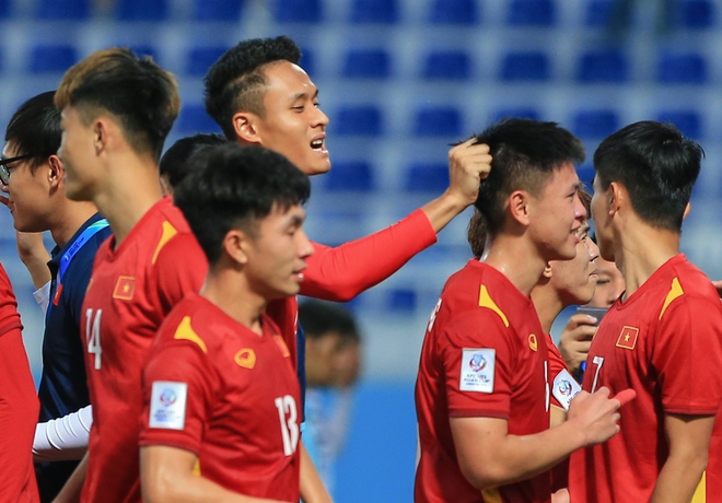 Người h&ugrave;ng U23 Việt Nam bị t&uacute;m t&oacute;c, &ocirc;m h&ocirc;n ăn mừng sau b&agrave;n thắng lịch sử v&agrave;o lưới U23 H&agrave;n Quốc - Ảnh 4.