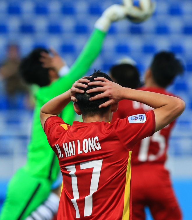 Đội trưởng U23 Việt Nam ôm đầu nuối tiếc khi đồng đội bỏ lỡ cơ hội đánh bại U23 Hàn Quốc - Ảnh 4.