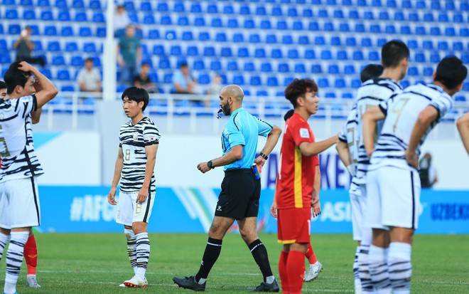 U23 Việt Nam su&yacute;t mất lợi thế v&igrave; trọng t&agrave;i r&uacute;t nhầm thẻ phạt cho cầu thủ U23 H&agrave;n Quốc - Ảnh 6.