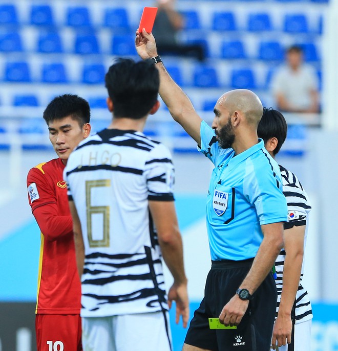 U23 Việt Nam su&yacute;t mất lợi thế v&igrave; trọng t&agrave;i r&uacute;t nhầm thẻ phạt cho cầu thủ U23 H&agrave;n Quốc - Ảnh 7.