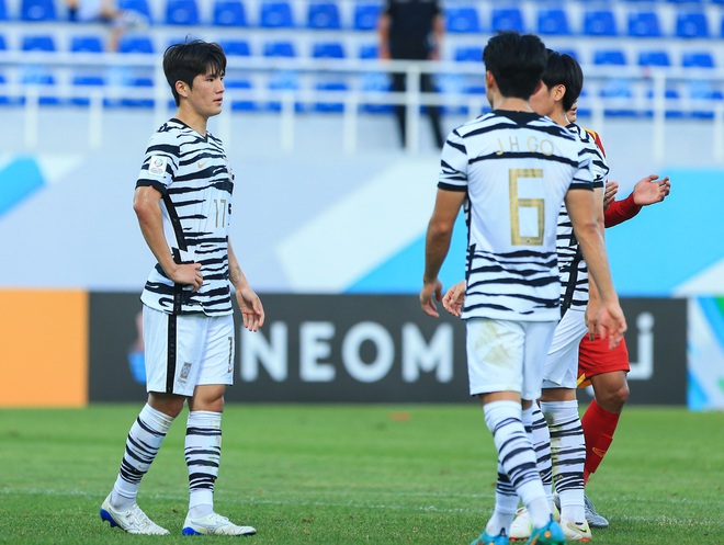 U23 Việt Nam su&yacute;t mất lợi thế v&igrave; trọng t&agrave;i r&uacute;t nhầm thẻ phạt cho cầu thủ U23 H&agrave;n Quốc - Ảnh 8.