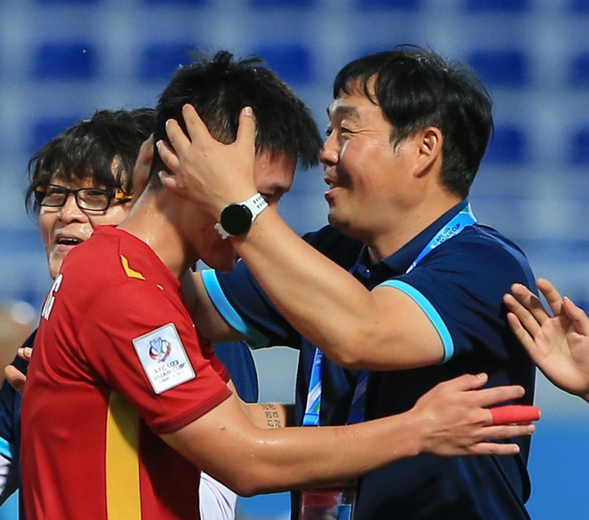 Người hùng U23 Việt Nam bị túm tóc, ôm hôn ăn mừng sau bàn thắng lịch sử vào lưới U23 Hàn Quốc - Ảnh 5.