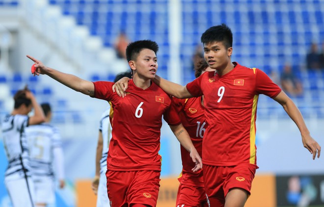 HLV U23 Việt Nam phản ứng g&acirc;y ngỡ ng&agrave;ng khi được đề nghị cười l&ecirc;n trong ph&ograve;ng họp b&aacute;o - Ảnh 1.