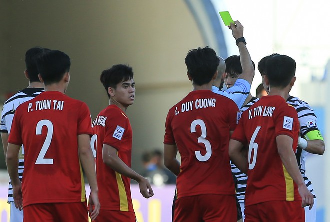 U23 Việt Nam su&yacute;t mất lợi thế v&igrave; trọng t&agrave;i r&uacute;t nhầm thẻ phạt cho cầu thủ U23 H&agrave;n Quốc - Ảnh 10.