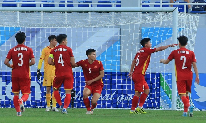 Người hùng U23 Việt Nam bị túm tóc, ôm hôn ăn mừng sau bàn thắng lịch sử vào lưới U23 Hàn Quốc - Ảnh 9.