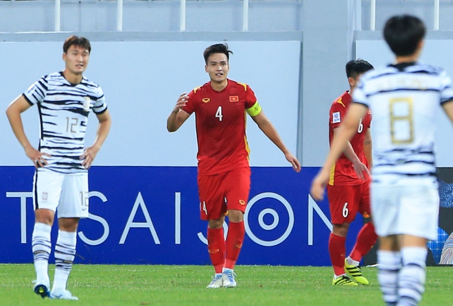 Đội trưởng U23 Việt Nam ôm đầu nuối tiếc khi đồng đội bỏ lỡ cơ hội đánh bại U23 Hàn Quốc - Ảnh 1.