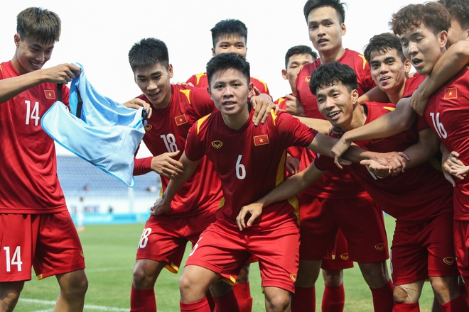 Vũ Tiến Long: Từ nghi ngờ, tôi tin HLV Gong hơn sau trận U23 Việt Nam thua 0-3 UAE - Ảnh 1.