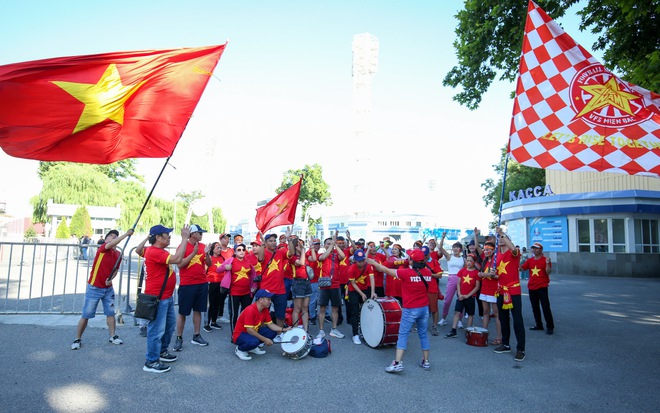 H&agrave;ng chục CĐV Uzbekistan đến cổ vũ U23 Việt Nam đấu U23 H&agrave;n Quốc - Ảnh 1.