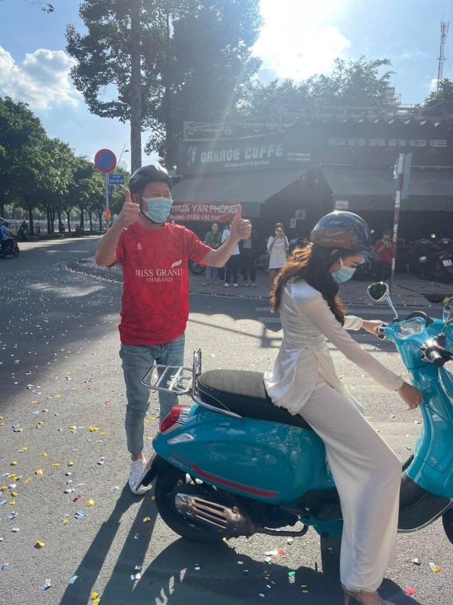 Vừa đến Việt Nam, Mr. Nawat lộ ảnh được Hoa hậu Th&ugrave;y Ti&ecirc;n chở bằng xe m&aacute;y tr&ecirc;n đường phố TPHCM - Ảnh 2.