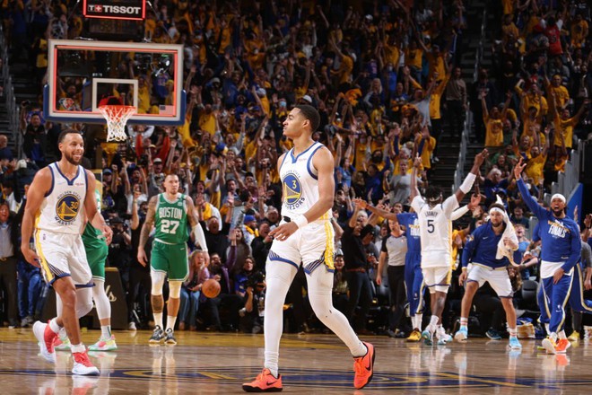 Chiêm ngưỡng cú ném xa thứ 3 trong lịch sử Chung kết NBA của Jordan Poole - Ảnh 4.