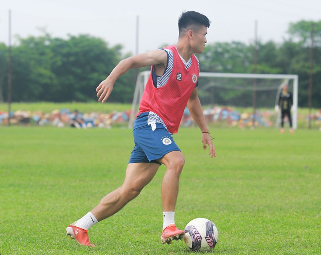 Tuấn Hải, Văn Kiên đọ cơ tay trên sân, HAGL tập đánh đầu chuẩn bị đấu Hà Nội FC - Ảnh 3.