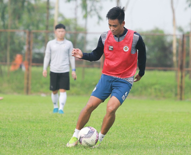 Tuấn Hải, Văn Kiên đọ cơ tay trên sân, HAGL tập đánh đầu chuẩn bị đấu Hà Nội FC - Ảnh 6.