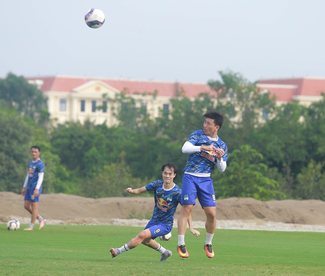 Tuấn Hải, Văn Kiên đọ cơ tay trên sân, HAGL tập đánh đầu chuẩn bị đấu Hà Nội FC - Ảnh 10.