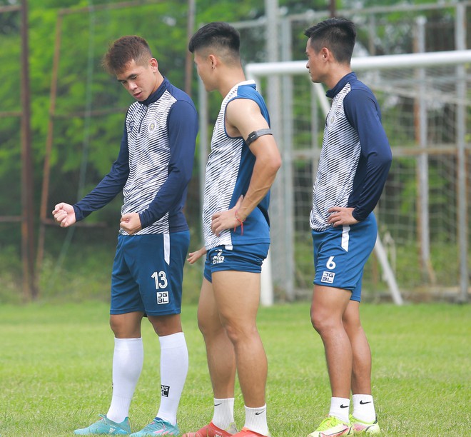 Tuấn Hải, Văn Kiên đọ cơ tay trên sân, HAGL tập đánh đầu chuẩn bị đấu Hà Nội FC - Ảnh 2.
