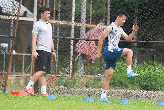 Tuấn Hải, Văn Kiên đọ cơ tay trên sân, HAGL tập đánh đầu chuẩn bị đấu Hà Nội FC - Ảnh 8.