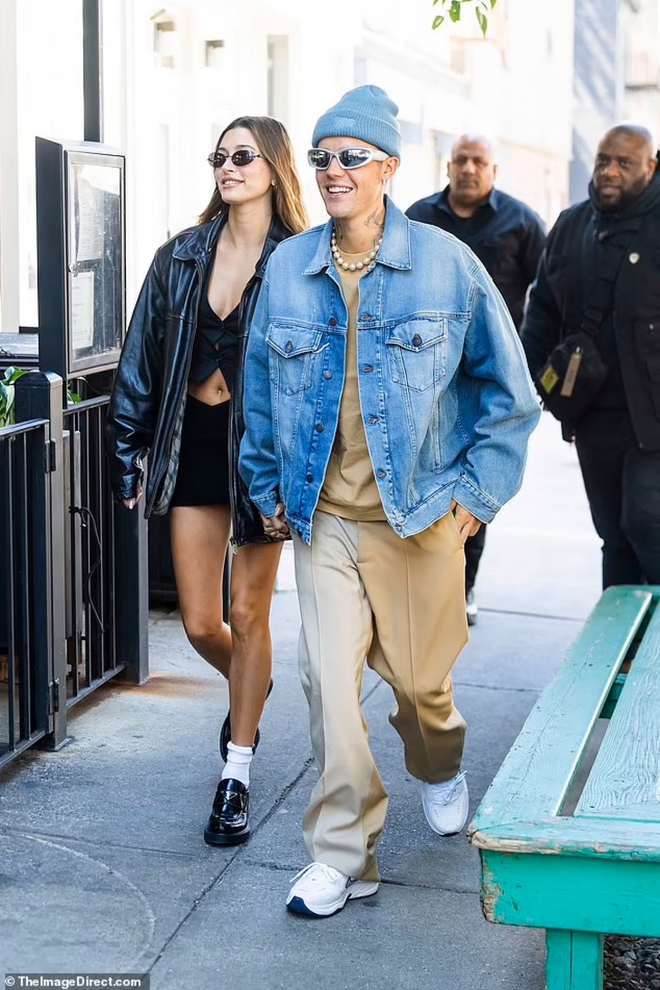 Hailey Baldwin khoe eo thon, chân dài trên phố - Ảnh 1.