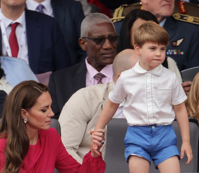 Hoàng tử bé Louis tiếp tục gây chú ý tại Đại lễ Bạch kim vì loạt biểu cảm cực dễ thương - Ảnh 5.