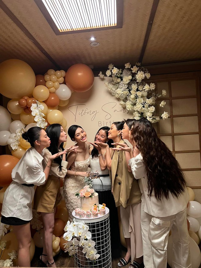 Hoa hậu Th&ugrave;y Ti&ecirc;n diện mốt khoe nội y n&oacute;ng bỏng dự tiệc sinh nhật &Aacute; hậu Tường San - Ảnh 4.