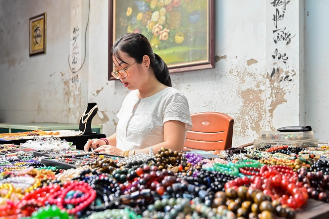 Đ&aacute; qu&yacute; tiền tỷ được b&agrave;y b&aacute;n la liệt như rau ở khu chợ độc nhất H&agrave; Nội - Ảnh 4.