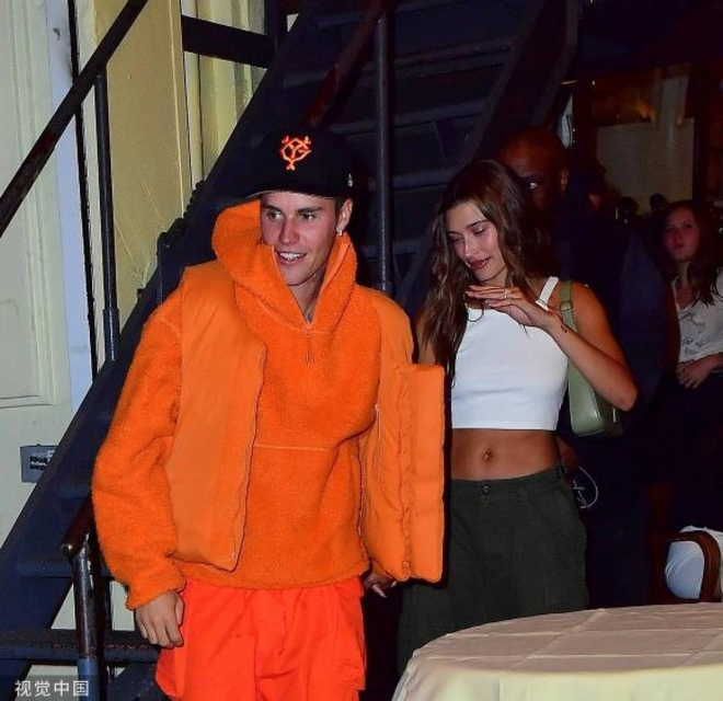 Hailey Baldwin khoe eo thon, ch&acirc;n d&agrave;i tr&ecirc;n phố - Ảnh 5.
