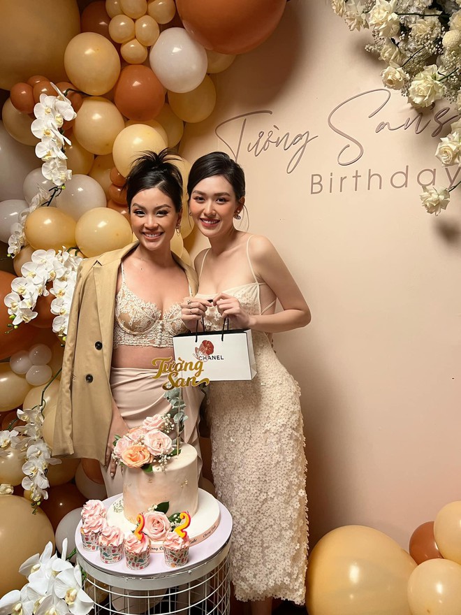 Hoa hậu Th&ugrave;y Ti&ecirc;n diện mốt khoe nội y n&oacute;ng bỏng dự tiệc sinh nhật &Aacute; hậu Tường San - Ảnh 7.