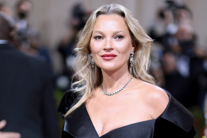 Biểu tượng thời trang - siêu mẫu Kate Moss: Đôi chân dài trứ danh của làng mốt và biến cố không thể nào quên ở tuổi 31 - Ảnh 7.