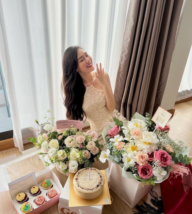 Hoa hậu Th&ugrave;y Ti&ecirc;n diện mốt khoe nội y n&oacute;ng bỏng dự tiệc sinh nhật &Aacute; hậu Tường San - Ảnh 8.