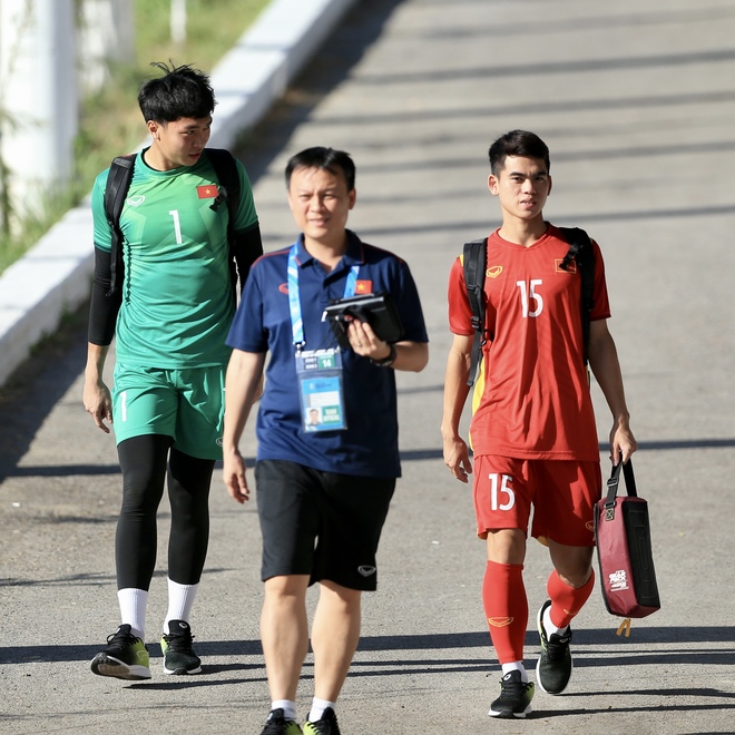 Hai cầu thủ U23 Việt Nam đi tập trễ, bị phạt tiền - Ảnh 3.