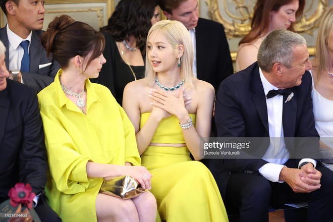 Lisa vén mái 10 tỷ xinh như búp bê sống, đọ sắc tuyệt mỹ với Anne Hathaway và Hoa hậu thế giới ở sự kiện cao cấp tại Pháp - Ảnh 6. Lisa vén mái 10 tỷ xinh như búp bê sống, đọ sắc tuyệt mỹ với Anne Hathaway và Hoa hậu thế giới ở sự kiện cao cấp tại Pháp - Ảnh 6.
