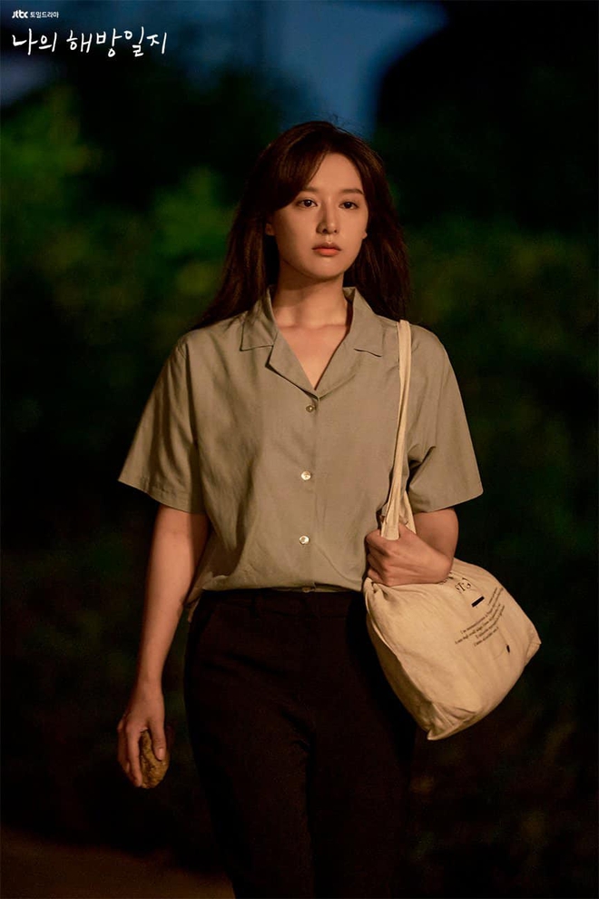 Style công sở của 3 nữ chính K-drama hot nhất nửa đầu năm 2022: Người đơn giản, người màu mè - Ảnh 1.