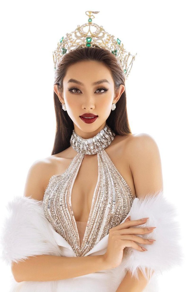 Đụng v&aacute;y l&ocirc;ng vũ kho&eacute;t v&ograve;ng 1 n&oacute;ng bỏng, Th&ugrave;y Ti&ecirc;n - Đỗ Mỹ Linh khoe nhan sắc quyến rũ - Ảnh 2.