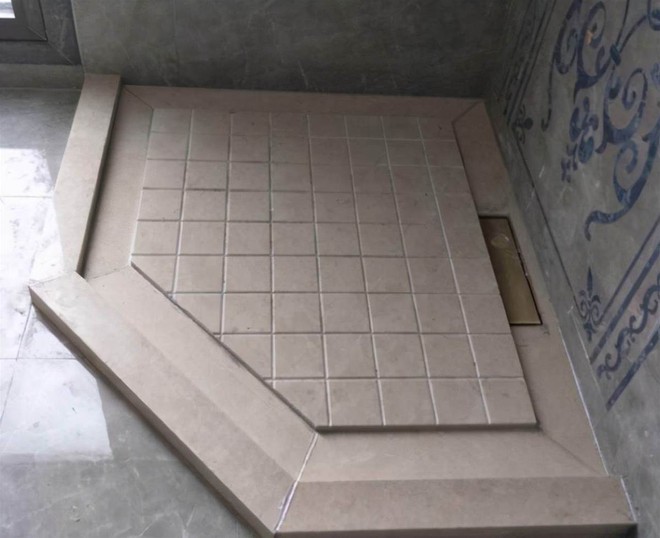 Học cách thiết kế này trong phòng tắm để sàn nhà lúc nào cũng khô thoáng, không có mùi - Ảnh 2.