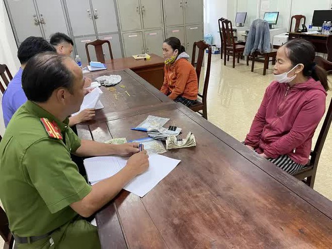 Hai người phụ nữ d&agrave;n cảnh để lọt v&agrave;o ph&ograve;ng ngủ nh&agrave; người kh&aacute;c g&acirc;y &aacute;n - Ảnh 1.