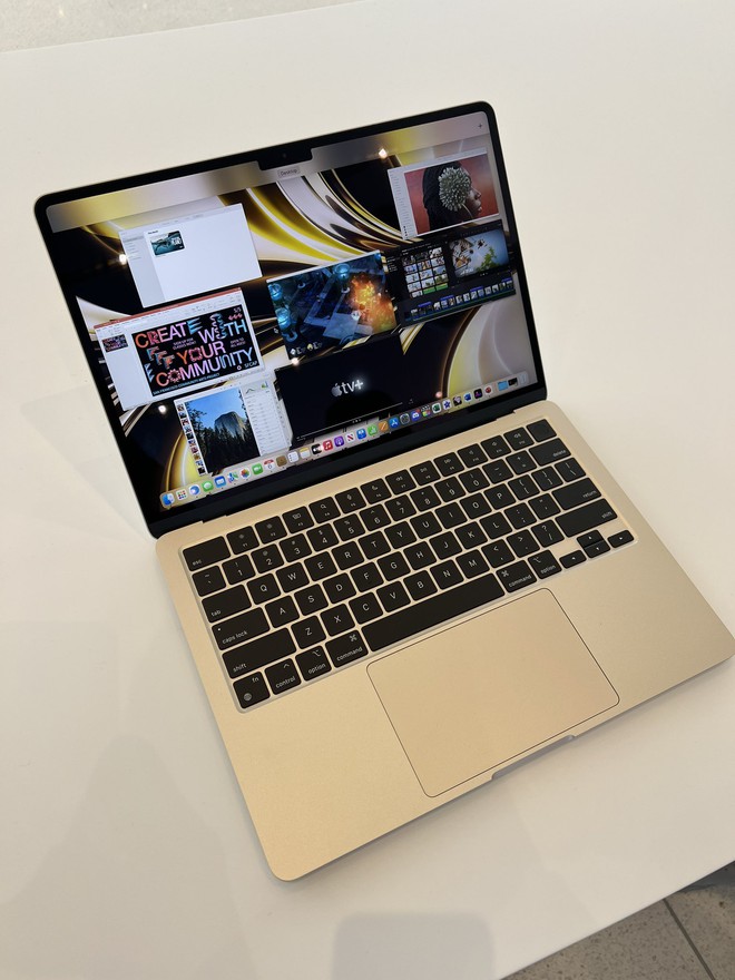 Ảnh thực tế MacBook Air M2: Thiết kế mới nhẹ hơn Air M1, màn hình tai thỏ, có sạc MagSafe - Ảnh 12.
