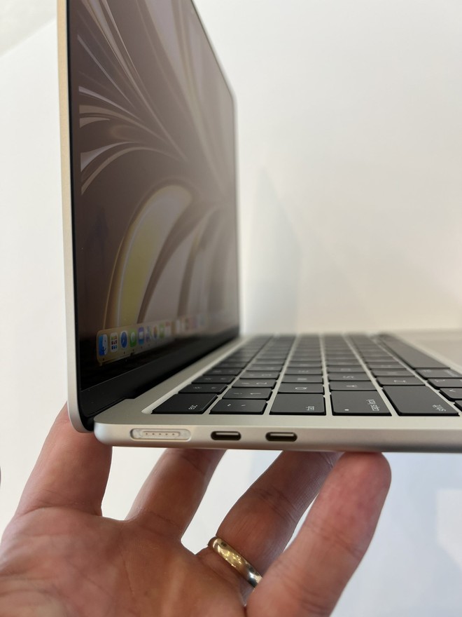 Ảnh thực tế MacBook Air M2: Thiết kế mới nhẹ hơn Air M1, màn hình tai thỏ, có sạc MagSafe - Ảnh 16.