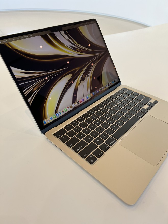 Ảnh thực tế MacBook Air M2: Thiết kế mới nhẹ hơn Air M1, màn hình tai thỏ, có sạc MagSafe - Ảnh 17.