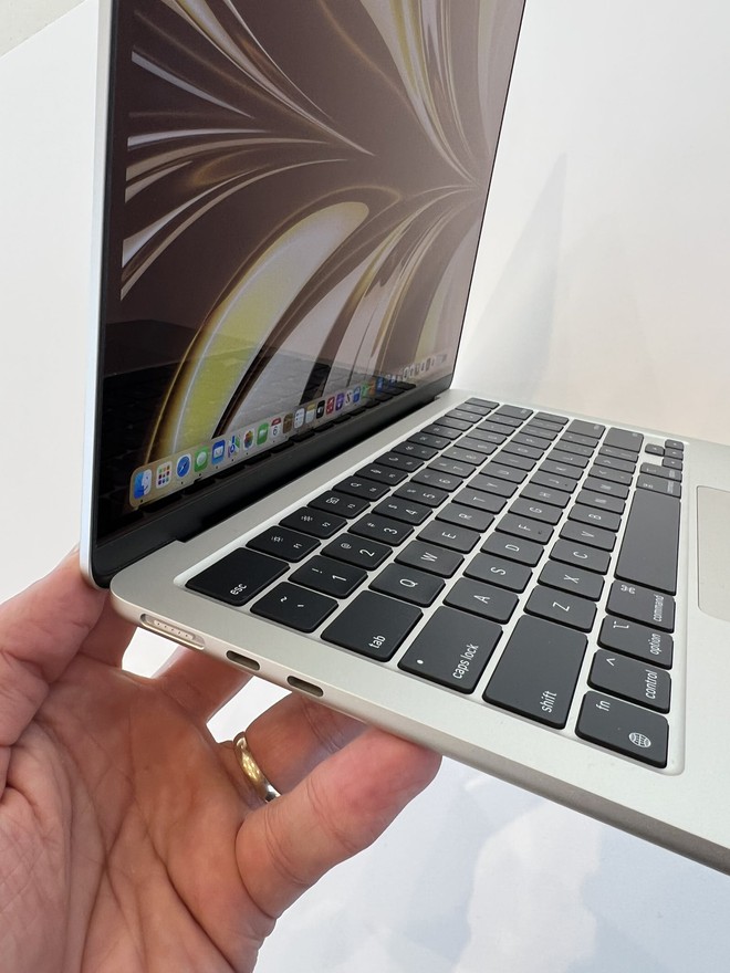 Ảnh thực tế MacBook Air M2: Thiết kế mới nhẹ hơn Air M1, màn hình tai thỏ, có sạc MagSafe - Ảnh 19.