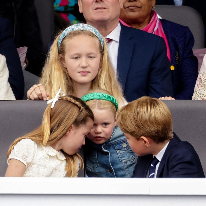 C&ocirc;ng nương Kate tung bộ ảnh chưa từng thấy về đại lễ Bạch Kim, phản hồi việc con trai Louis chiếm s&oacute;ng những ng&agrave;y qua - Ảnh 3.