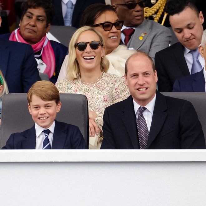 C&ocirc;ng nương Kate tung bộ ảnh chưa từng thấy về đại lễ Bạch Kim, phản hồi việc con trai Louis chiếm s&oacute;ng những ng&agrave;y qua - Ảnh 4.