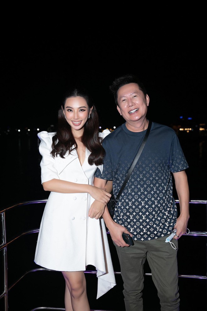 Hoa hậu Th&ugrave;y Ti&ecirc;n diện v&aacute;y trắng thanh lịch dự dạ tiệc c&ugrave;ng Mr. Nawat v&agrave; Hoa hậu H&ograve;a b&igrave;nh Th&aacute;i Lan - Ảnh 6.