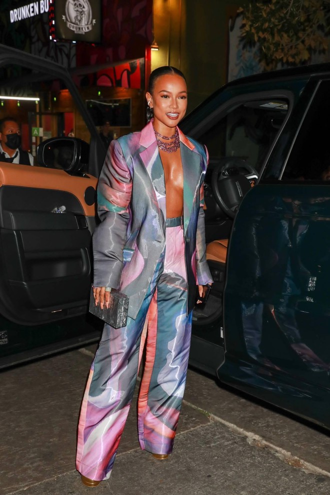 Người mẫu gốc Việt Karrueche Tran mặc &aacute;o ngực sexy lạ mắt đi sự kiện - Ảnh 6.