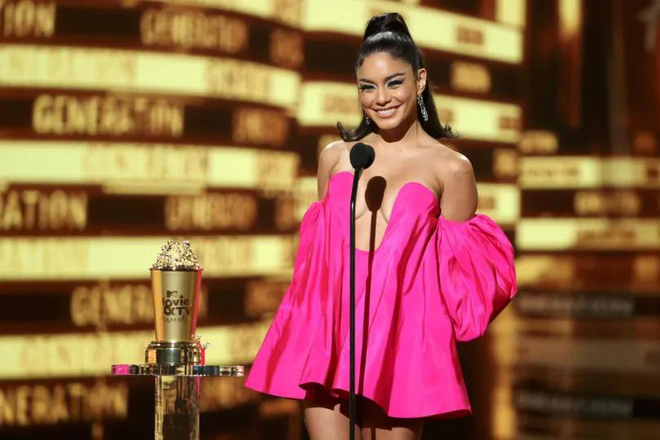 Vanessa Hudgens khoe da thịt với 6 bộ cánh thiêu đốt sân khấu MTV Movie & TV Awards 2022 - Ảnh 7.