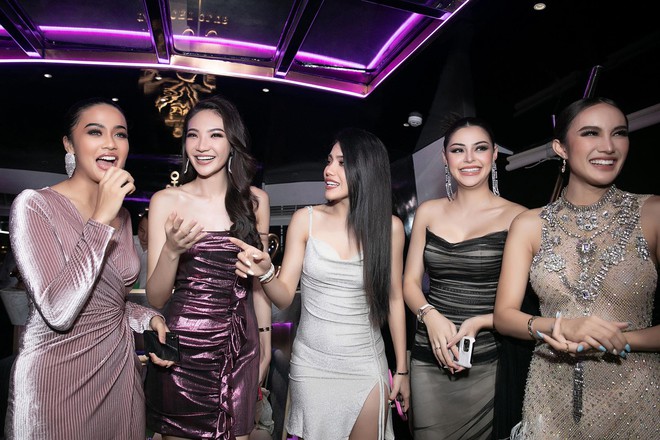 Hoa hậu Th&ugrave;y Ti&ecirc;n diện v&aacute;y trắng thanh lịch dự dạ tiệc c&ugrave;ng Mr. Nawat v&agrave; Hoa hậu H&ograve;a b&igrave;nh Th&aacute;i Lan - Ảnh 10.